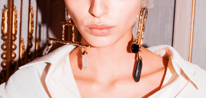 Серьги с ониксом – украшение, на которое вы посмотрите по-новому после показа Schiaparelli