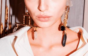 Серьги с ониксом – украшение, на которое вы посмотрите по-новому после показа Schiaparelli