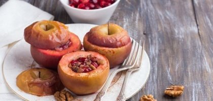 Запеченные яблоки с овсянкой и клюквой: готовим полезные десерты дома