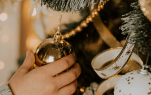 Для праздничного настроения: 8 идей, как декорировать дом перед Новым годом – 2024 