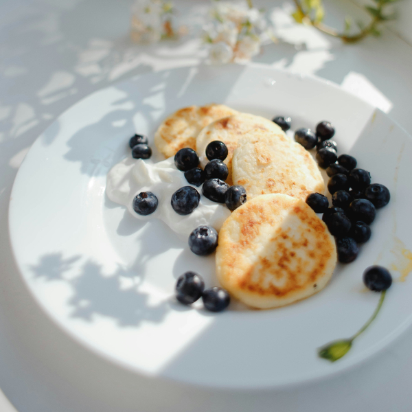 Вкусные рецепты сырников из творога: полезный завтрак на каждый день