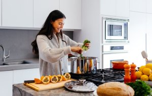Кулинарные эксперименты: необычные рецепты для занятых мам