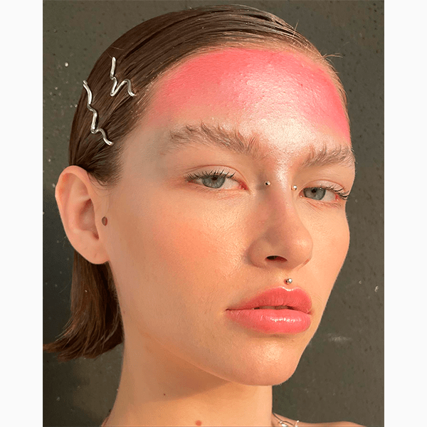 Брови с начесом – самая модная фишка в макияже в социальных сетях 