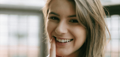 Враги улыбки: 7 вредных факторов, которые портят ваши зубы 
