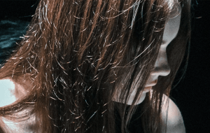10 неочевидных причин, по которым портятся волосы
