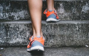 Ходьба по лестнице для похудения: правильная техника и нюансы