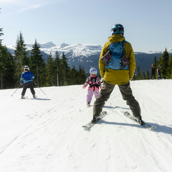 учить ребенка кататься на горных лыжах