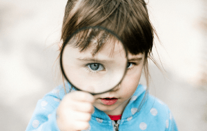 Ребенок «закатывается»: нормально ли это? Отвечает невролог