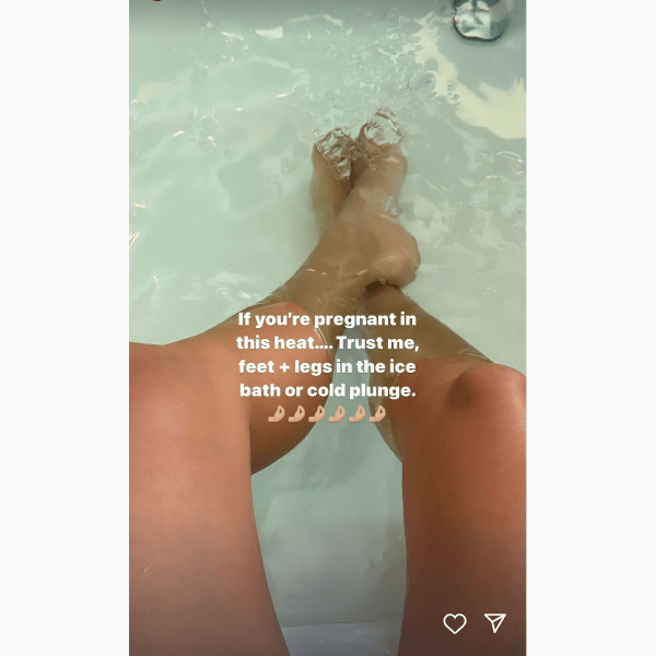 Беременная Хейли Бибер показала, как справляется с жаркой погодой