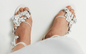 На каблуках, на платформе и на плоской подошве: 5 вариантов свадебной обуви для невест