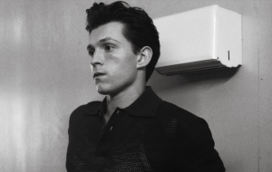 Том Холланд признался, что ему не продают алкоголь