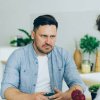 Что такое газлайтинг в отношениях? Признаки и примеры манипуляций