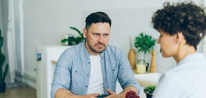 Что такое газлайтинг в отношениях? Признаки и примеры манипуляций