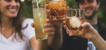 Тосты на день рождения: прикольные и короткие поздравления для женщин и мужчин