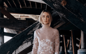 Беременная Сирша Ронан вышла в свет