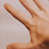 О чем говорят холодные руки у мужчины?