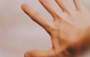 О чем говорят холодные руки у мужчины?