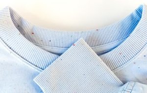 Как избавиться от пятен пота на одежде?