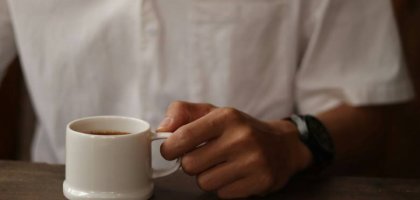 Как отстирать пятна кофе с белой одежды