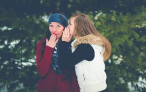 Как понять, что человек врет? Признаки лжи