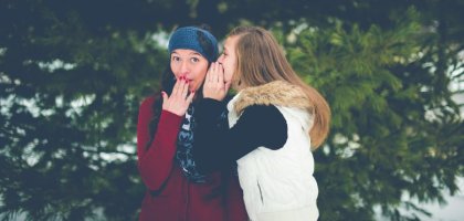 Как понять, что человек врет? Признаки лжи