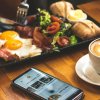 Можно ли есть с телефоном? Есть ли вред от гаджетов во время еды?