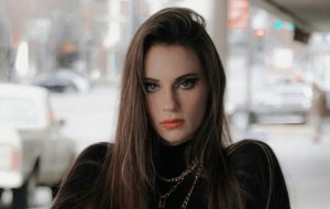 Мужчина запрещает открыто одеваться: забота или контроль?