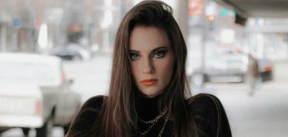 Мужчина запрещает открыто одеваться: забота или контроль?