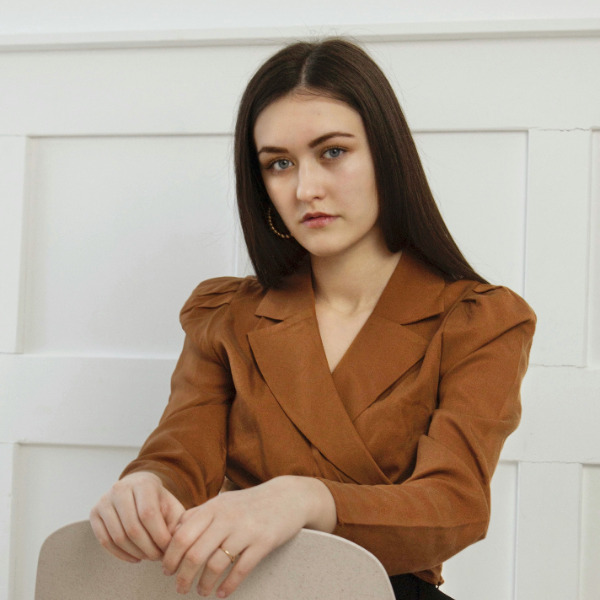 запрещает одеваться открыто