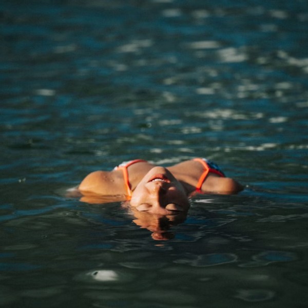 Можно ли загореть в воде
