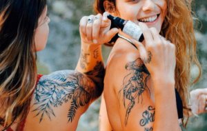 Можно ли загорать с татуировкой?