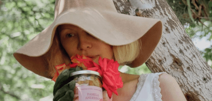 Памела Андерсон запустила продажу маринованных огурцов с розой