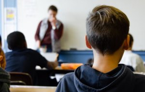Почему ребенок не хочет идти в школу? Как быть?