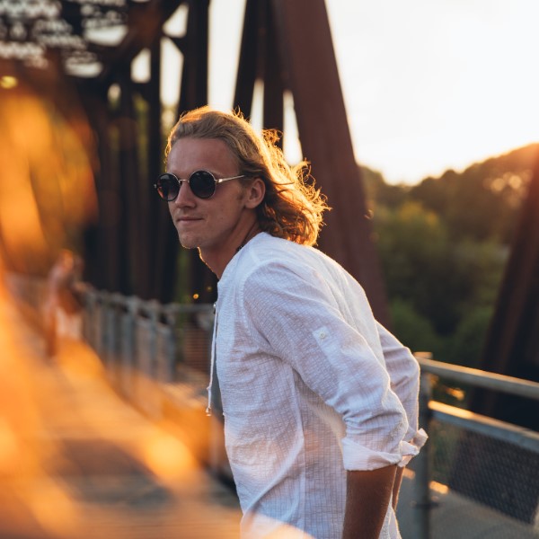 мужчина не держит слово