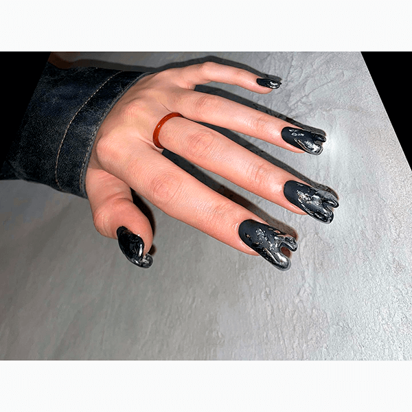 Для Хеллоуина и не только: что такое трендовый маникюр tabi nails