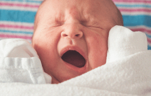 Пеленание, карусель, утяжеленное одеяло: почему это методы лечения будущего? Объясняет невролог