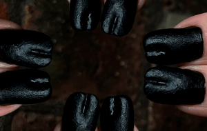 Для Хеллоуина и не только: что такое трендовый маникюр tabi nails