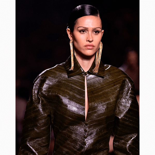 Этой осенью носим зрелищные серьги-нити, как на показах Fendi и Alaïa