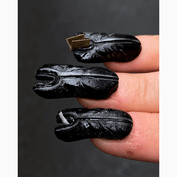 Для Хеллоуина и не только: что такое трендовый маникюр tabi nails