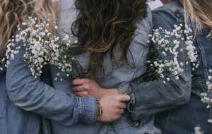 Зачем женщины соперничают друг с другом?