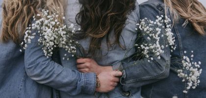 Зачем женщины соперничают друг с другом?