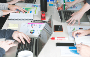 Социальная фасилитация: что это такое и как она поможет добиться успеха?