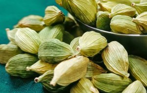 Куда добавляют кардамон – молотый и в зернах?