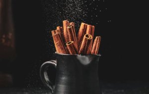 Куда добавляют корицу – молотую и палочками?