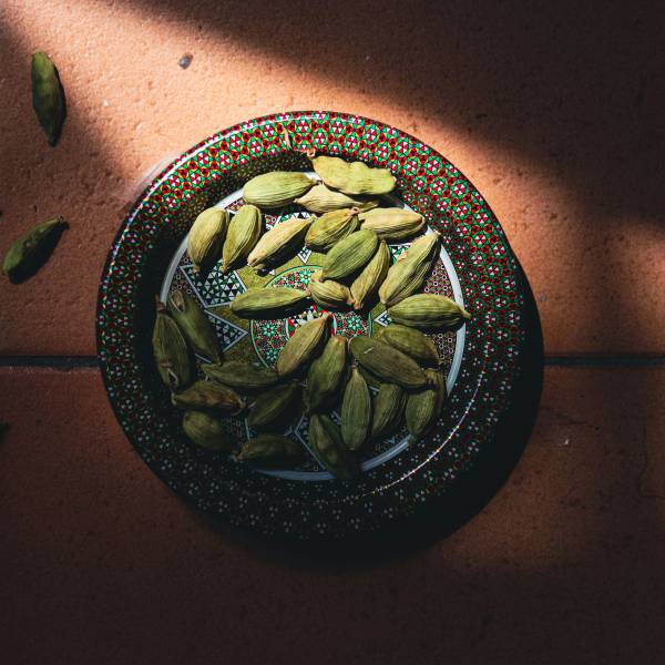 Куда добавляют кардамон – молотый и в зернах?