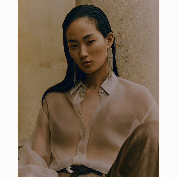 Текстурированные волны, косы, накладная челка и другие тренды причесок уходящего года