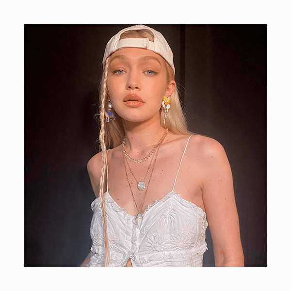 Текстурированные волны, косы, накладная челка и другие тренды причесок уходящего года