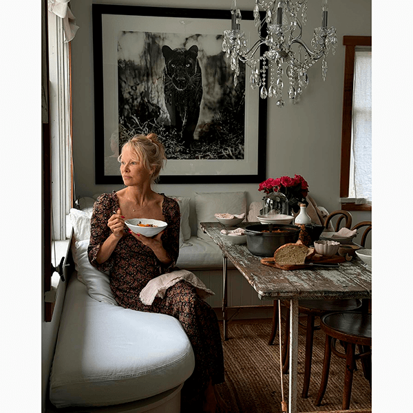 Текстурированные волны, косы, накладная челка и другие тренды причесок уходящего года