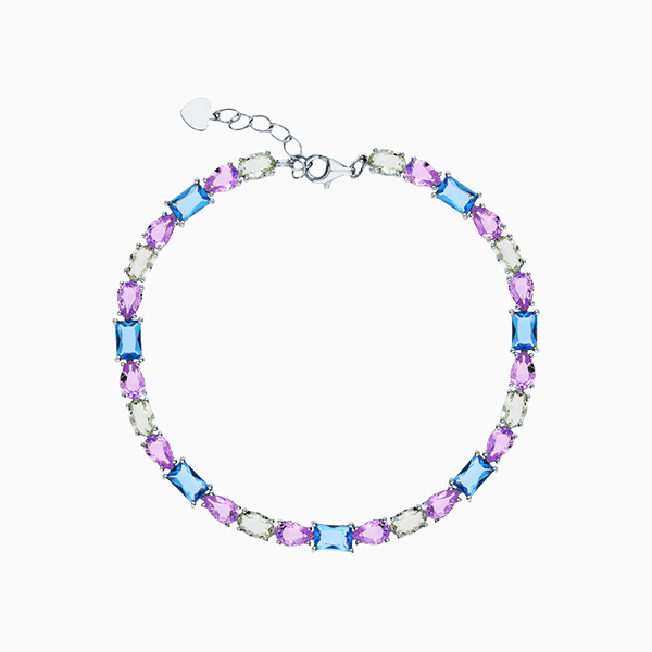 Яркий свитер и украшения с цветными камнями для тех, кто уже устал от серости за окном