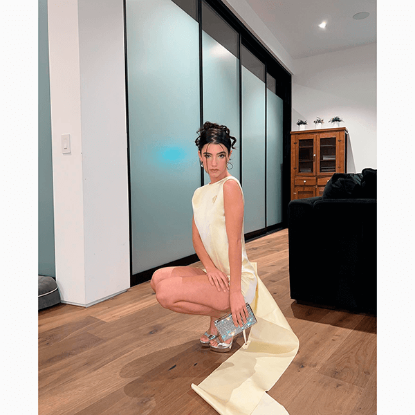 Текстурированные волны, косы, накладная челка и другие тренды причесок уходящего года